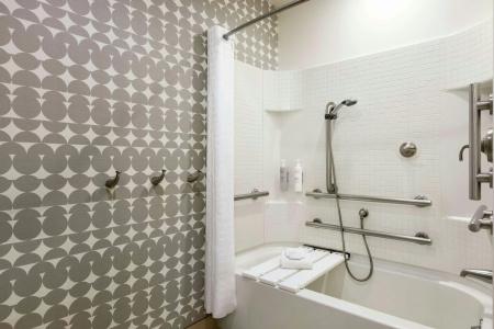 Home2 Suites Long Island City/Manhattan View - 47