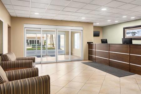Super 8 by Wyndham Savannah - 2
