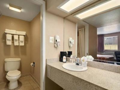 Super 8 by Wyndham Pearl District Downtown - 24
