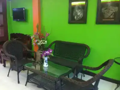 Silla Patong Hostel - 8
