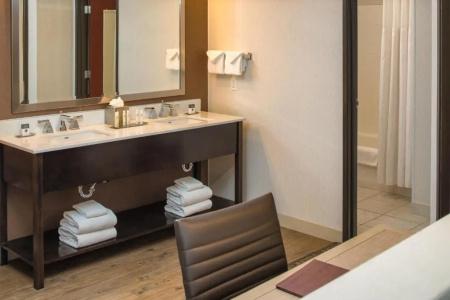 DoubleTree by Hilton - 89