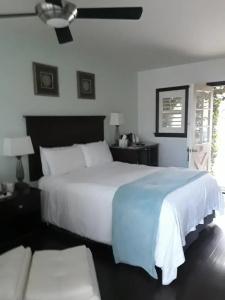 Malibu Country Inn - 26