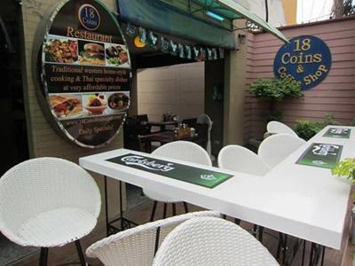 18 Coins Cafe & Hostel - 9