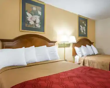 Econo Inn & Suites - 6