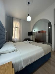 Maroon Bottle Boutique Suites - 9