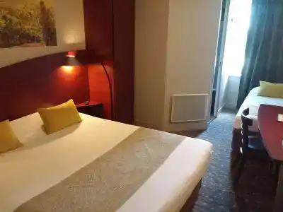 Contact Hôtel Le Provençal Bordeaux Lac avec Bornes électriques - 1