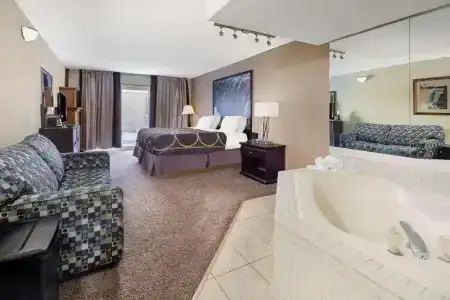 Super 8 by Wyndham by the Falls - 33