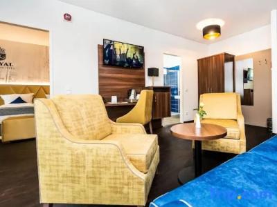 Best Western Plus Royal Suites - 34