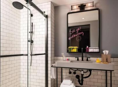 Moxy Seattle Downtown - 7
