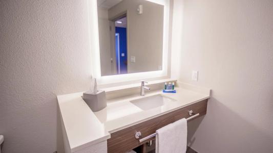 Holiday Inn Express & Suites Beach Beachfront by IHG - 51