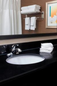 Fairfield Inn & Suites - 20
