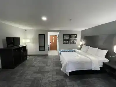 La Quinta Inn by Wyndham Indianapolis Airport Executive Dr - 24