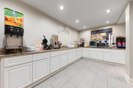 Super 8 by Wyndham New Orleans - 3