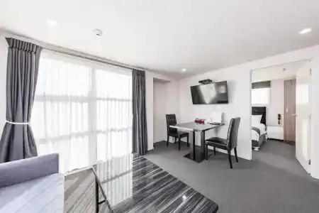 315 Riccarton - 82