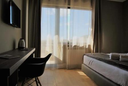 7th Floor Suite - 100
