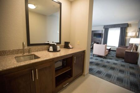Hampton Inn & Suites Airport - 1