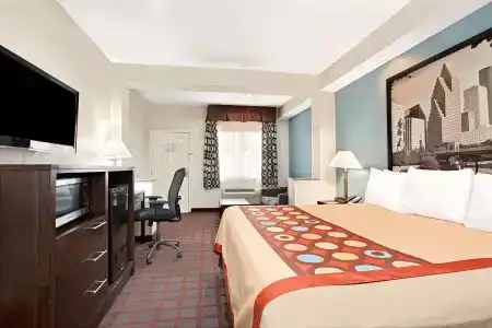 Super 8 by Wyndham Houston North I-45 - 3