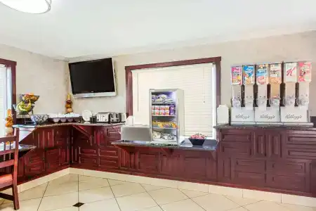 Ramada by Wyndham East - 15