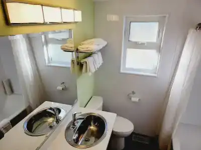 James Bay Inn, Suites & Cottage - 102