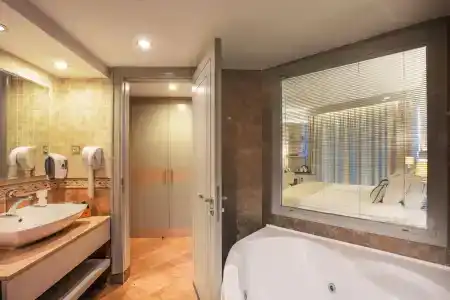 Charisma De Luxe - 8