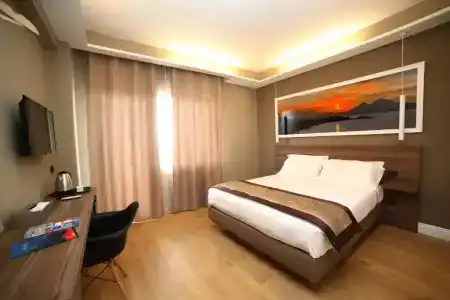 7th Floor Suite - 102