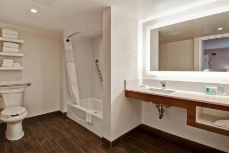 Hampton Inn & Suites by Hilton-Airport - 38