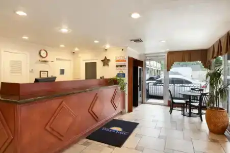 Days Inn by Wyndham Austin/University/Downtown - 1