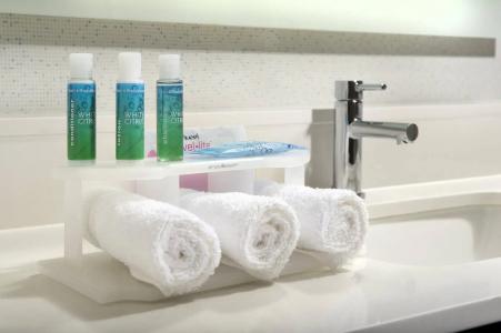 Holiday Inn Express & Suites, an IHG - 8