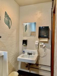 Breakers Boutique Inn - 98