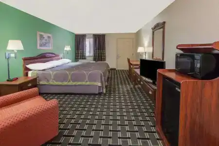Super 8 by Wyndham Houston/Dtwn/I-610 - 1