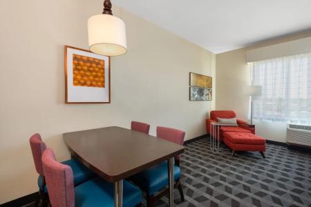 TownePlace Suites by Marriott Indianapolis Airport - 14