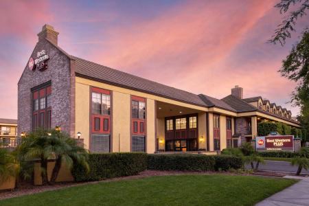 Best Western Plus Raffles Inn & Suites - 30