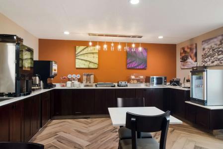 Erie Inn and Suites - 19