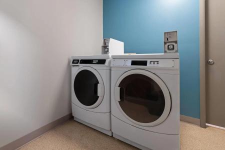 Days Inn and Suites by Wyndham Downtown-University - 3