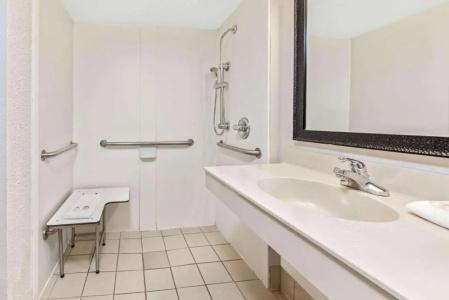 La Quinta Inn by Wyndham Miami Airport North - 21