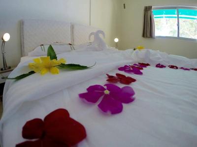 Luau Beach Inn - 5