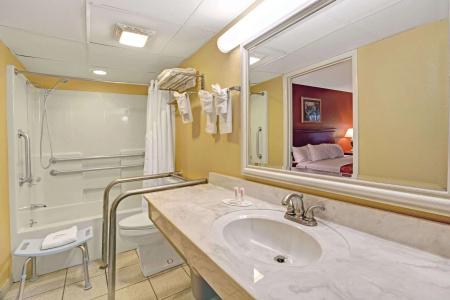 Super 8 by Wyndham Downtown at Convention Center - 8