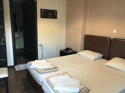 Pella Inn Hostel - 1