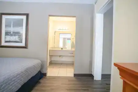 Rodeway Inn & Suites Southeast - 5