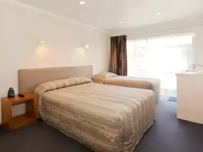 Colonial Inn - 3