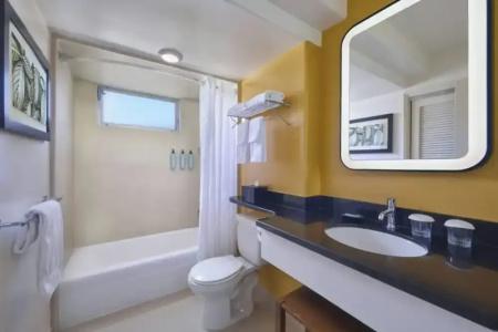 Courtyard by Marriott Waikiki Beach - 49