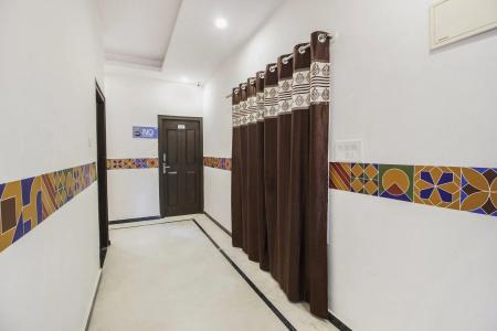 FabCrown Suites - 9