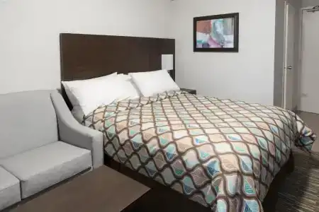 Deluxe Inn - 29