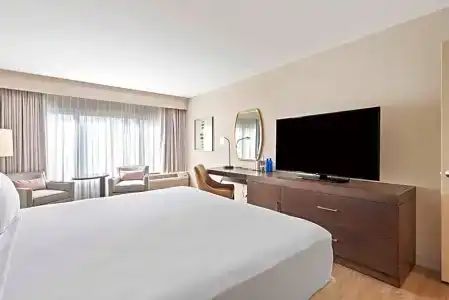 DoubleTree by Hilton - 72