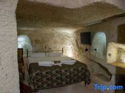 Caravanserai Cave - 300