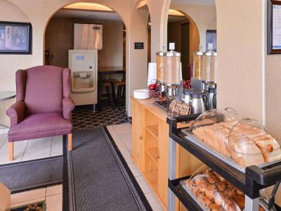 Econo Lodge Village - 10