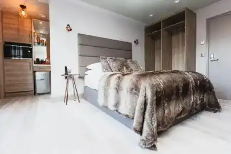 Clarendon Suites - 28