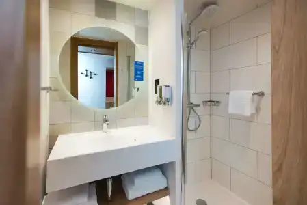 Hampton by Hilton London Park Royal - 8
