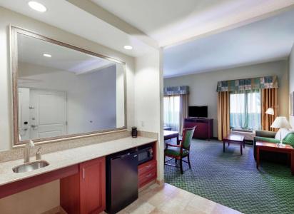 Hampton Inn & Suites West - 102