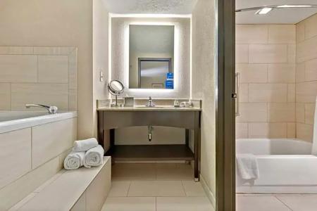 DoubleTree by Hilton - The Yarrow - 57
